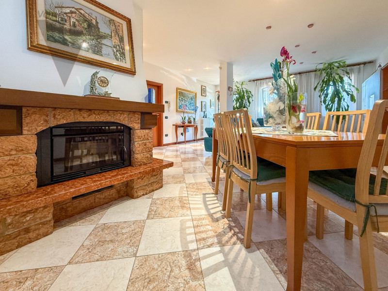 NOVENTANA - TRIFAMILIARE CENTRALE
Proponiamo in vendita porzione centrale di trifamiliare situata...