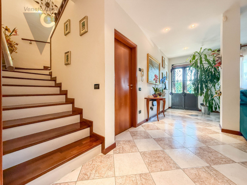 NOVENTANA - TRIFAMILIARE CENTRALE
Proponiamo in vendita porzione centrale di trifamiliare situata...