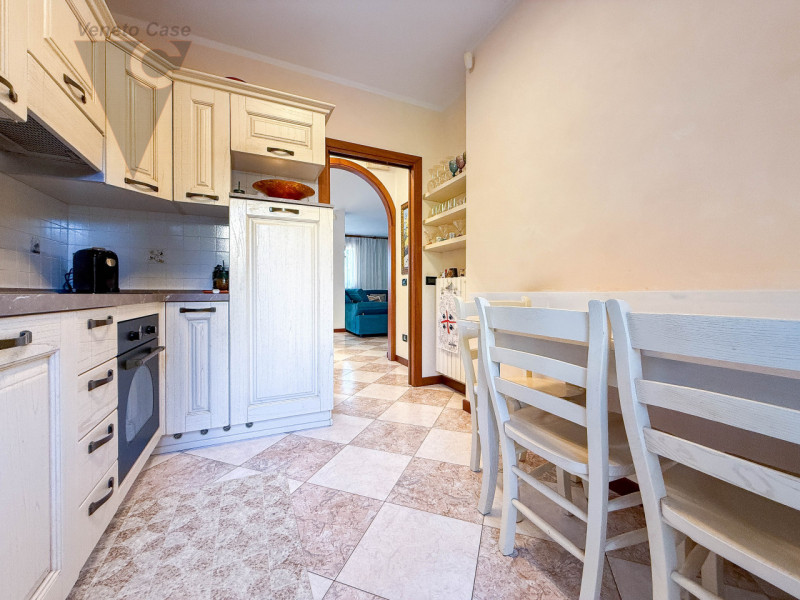 NOVENTANA - TRIFAMILIARE CENTRALE
Proponiamo in vendita porzione centrale di trifamiliare situata...