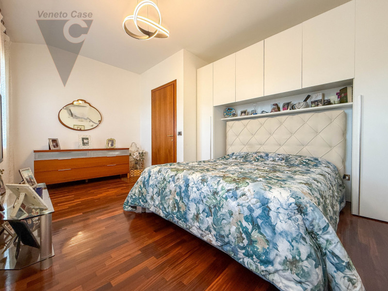 NOVENTANA - TRIFAMILIARE CENTRALE
Proponiamo in vendita porzione centrale di trifamiliare situata...