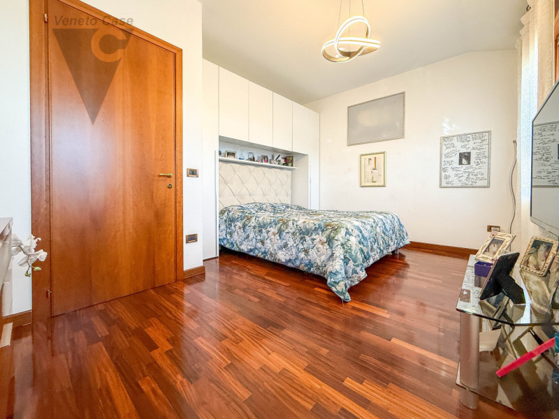 NOVENTANA - TRIFAMILIARE CENTRALE
Proponiamo in vendita porzione centrale di trifamiliare situata...