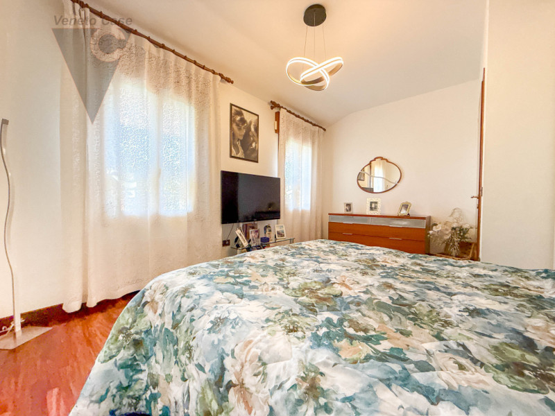 NOVENTANA - TRIFAMILIARE CENTRALE
Proponiamo in vendita porzione centrale di trifamiliare situata...