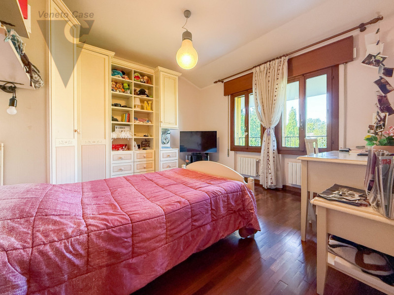 NOVENTANA - TRIFAMILIARE CENTRALE
Proponiamo in vendita porzione centrale di trifamiliare situata...