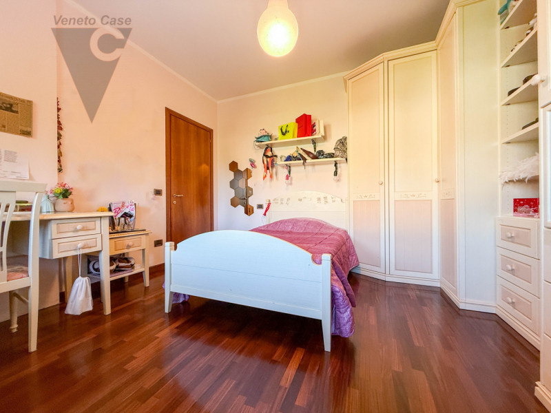 NOVENTANA - TRIFAMILIARE CENTRALE
Proponiamo in vendita porzione centrale di trifamiliare situata...