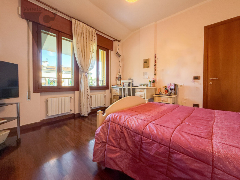 NOVENTANA - TRIFAMILIARE CENTRALE
Proponiamo in vendita porzione centrale di trifamiliare situata...