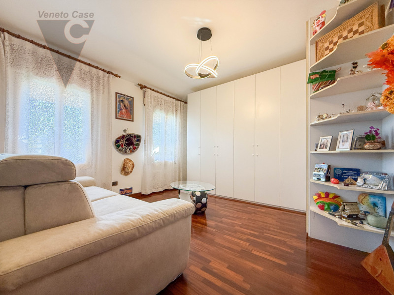 NOVENTANA - TRIFAMILIARE CENTRALE
Proponiamo in vendita porzione centrale di trifamiliare situata...