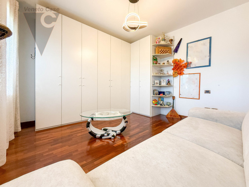 NOVENTANA - TRIFAMILIARE CENTRALE
Proponiamo in vendita porzione centrale di trifamiliare situata...