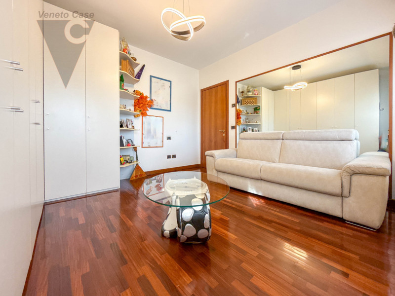 NOVENTANA - TRIFAMILIARE CENTRALE
Proponiamo in vendita porzione centrale di trifamiliare situata...