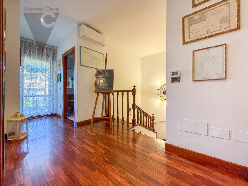 NOVENTANA - TRIFAMILIARE CENTRALE
Proponiamo in vendita porzione centrale di trifamiliare situata...