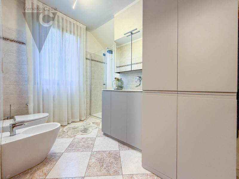 NOVENTANA - TRIFAMILIARE CENTRALE
Proponiamo in vendita porzione centrale di trifamiliare situata...