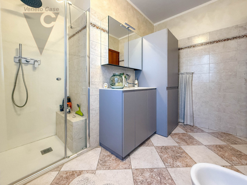 NOVENTANA - TRIFAMILIARE CENTRALE
Proponiamo in vendita porzione centrale di trifamiliare situata...