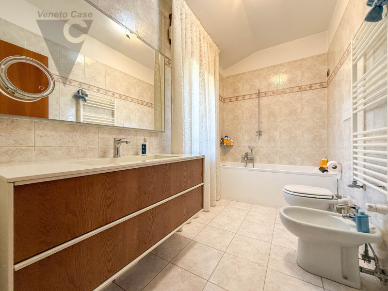 NOVENTANA - TRIFAMILIARE CENTRALE
Proponiamo in vendita porzione centrale di trifamiliare situata...