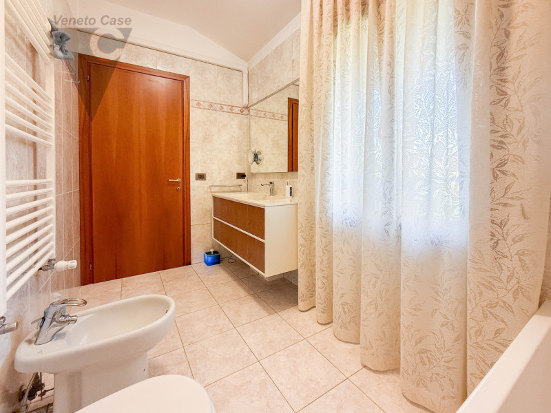 NOVENTANA - TRIFAMILIARE CENTRALE
Proponiamo in vendita porzione centrale di trifamiliare situata...