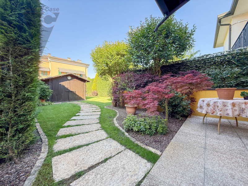 NOVENTANA - TRIFAMILIARE CENTRALE
Proponiamo in vendita porzione centrale di trifamiliare situata...