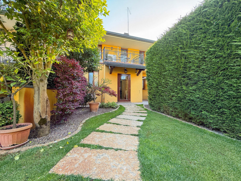 NOVENTANA - TRIFAMILIARE CENTRALE
Proponiamo in vendita porzione centrale di trifamiliare situata...