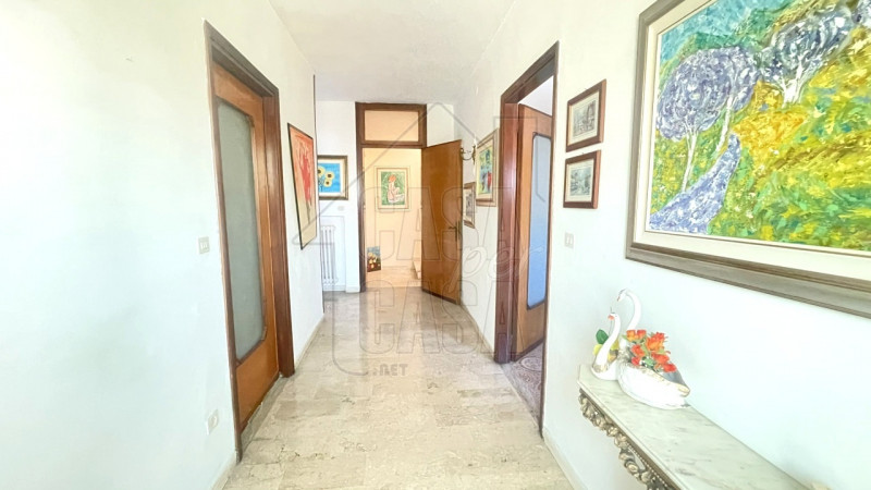 Rif. P589 Proponiamo in vendita un'intera palazzina situata nel cuore di Ospedaletto Euganeo. La ...