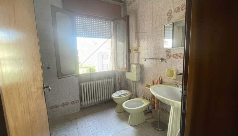 Rif. P589 Proponiamo in vendita un'intera palazzina situata nel cuore di Ospedaletto Euganeo. La ...