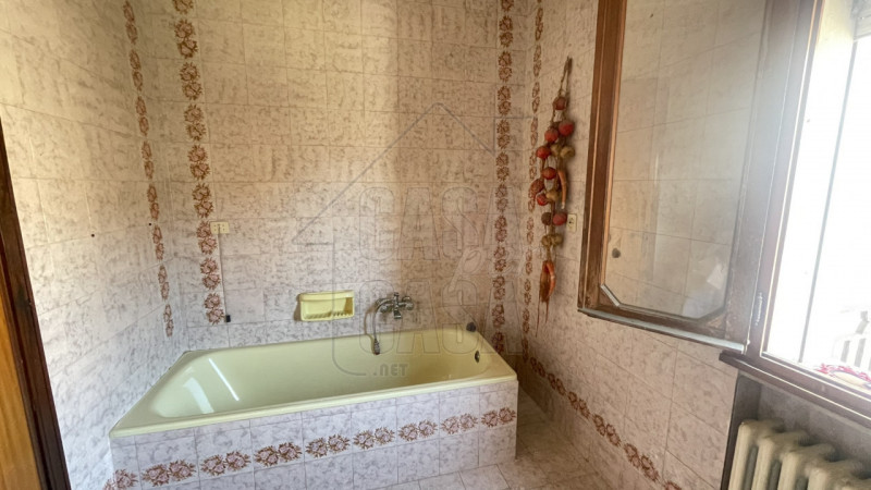 Rif. P589 Proponiamo in vendita un'intera palazzina situata nel cuore di Ospedaletto Euganeo. La ...