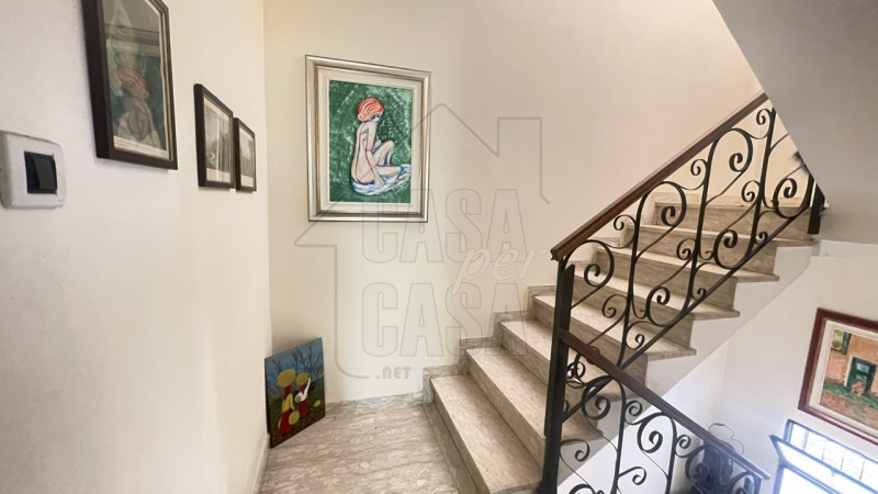 Rif. P589 Proponiamo in vendita un'intera palazzina situata nel cuore di Ospedaletto Euganeo. La ...