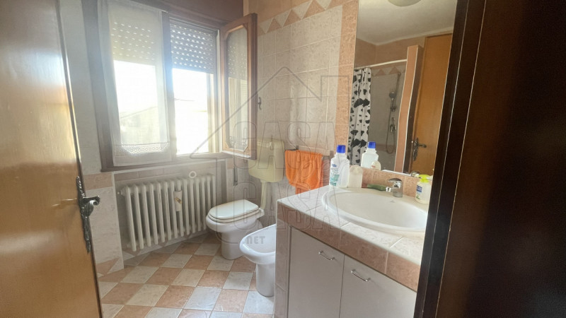 Rif. P589 Proponiamo in vendita un'intera palazzina situata nel cuore di Ospedaletto Euganeo. La ...