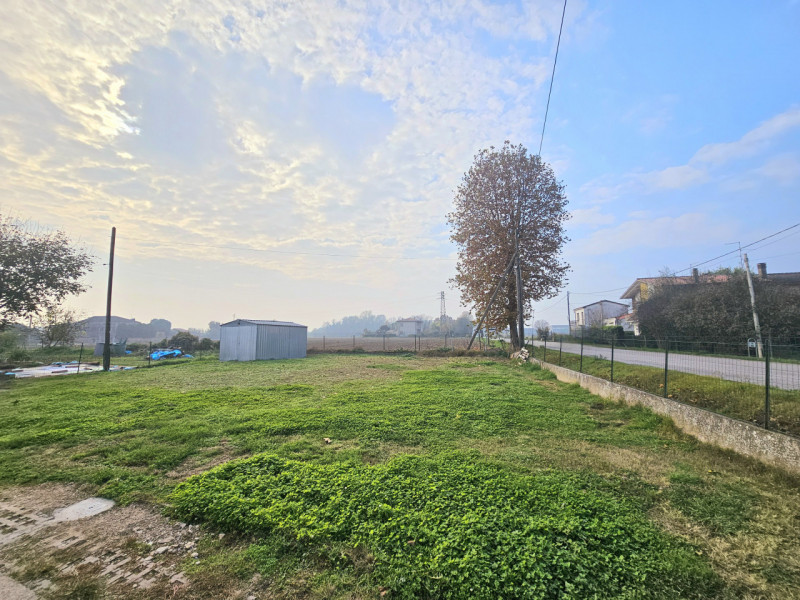 Proponiamo in vendita a Ospedaletto Euganeo (PD), zona Palugana, in una posizione comoda alle pri...