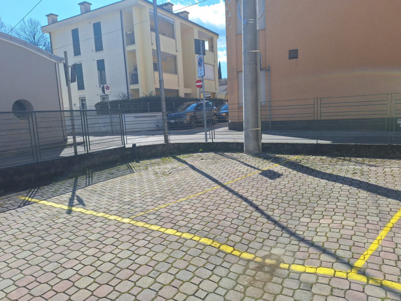 SCHIO - MAGRE': AFFITTASI BILOCALE arredato al piano primo, con cantina e due posti auto di propr...