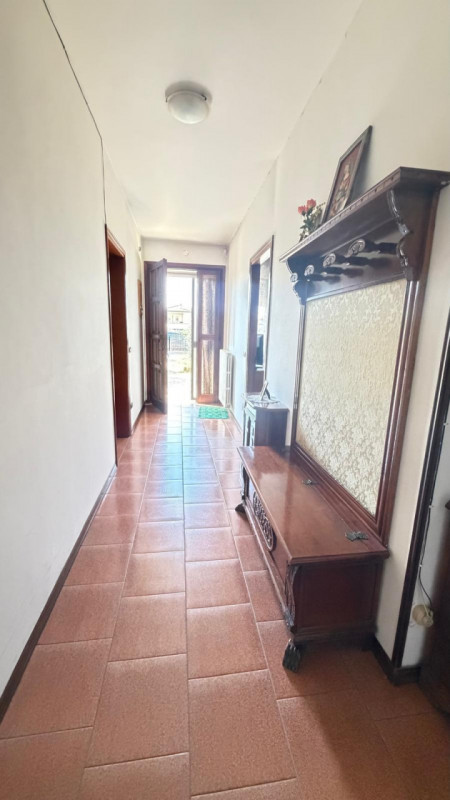 Scopri questa affascinante porzione di bifamiliare situata nel centro di Piacenza d'Adige, una lo...