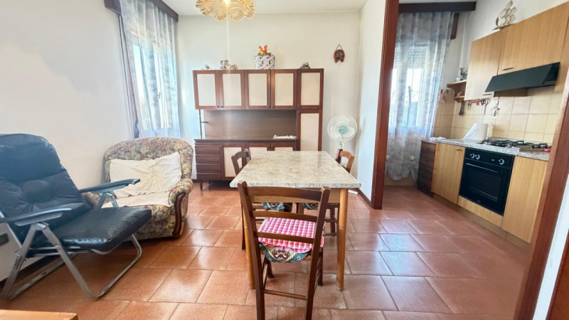 Scopri questa affascinante porzione di bifamiliare situata nel centro di Piacenza d'Adige, una lo...