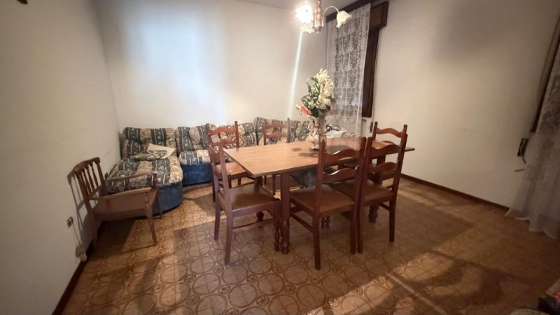 Scopri questa affascinante porzione di bifamiliare situata nel centro di Piacenza d'Adige, una lo...