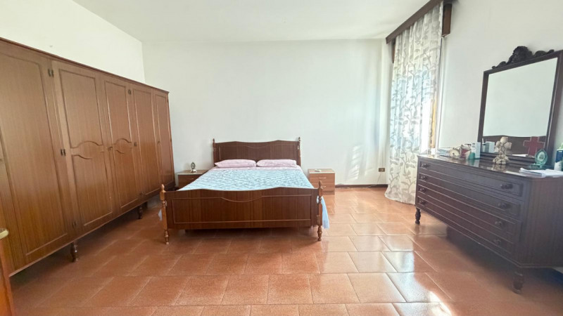 Scopri questa affascinante porzione di bifamiliare situata nel centro di Piacenza d'Adige, una lo...