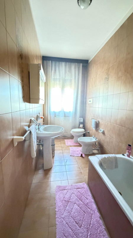 Scopri questa affascinante porzione di bifamiliare situata nel centro di Piacenza d'Adige, una lo...