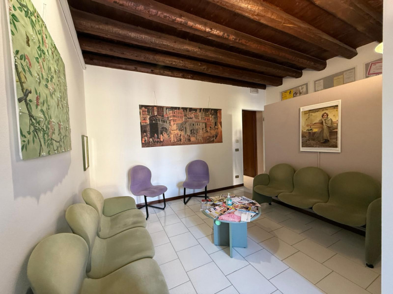 Proponiamo in locazione nel centro di Este, un ufficio dalle generose dimensioni, situato al prim...