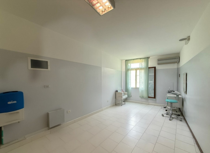 Proponiamo in locazione nel centro di Este, un ufficio dalle generose dimensioni, situato al prim...