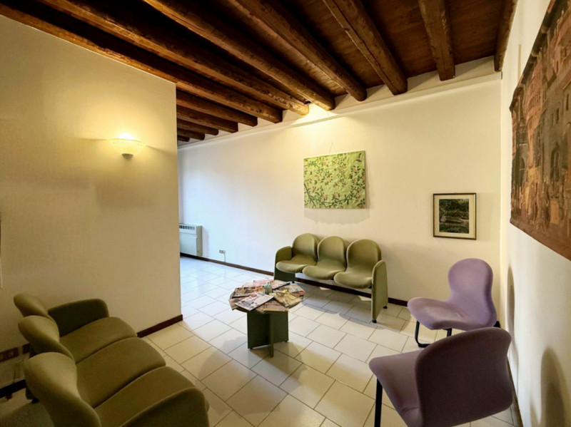 Proponiamo in locazione nel centro di Este, un ufficio dalle generose dimensioni, situato al prim...