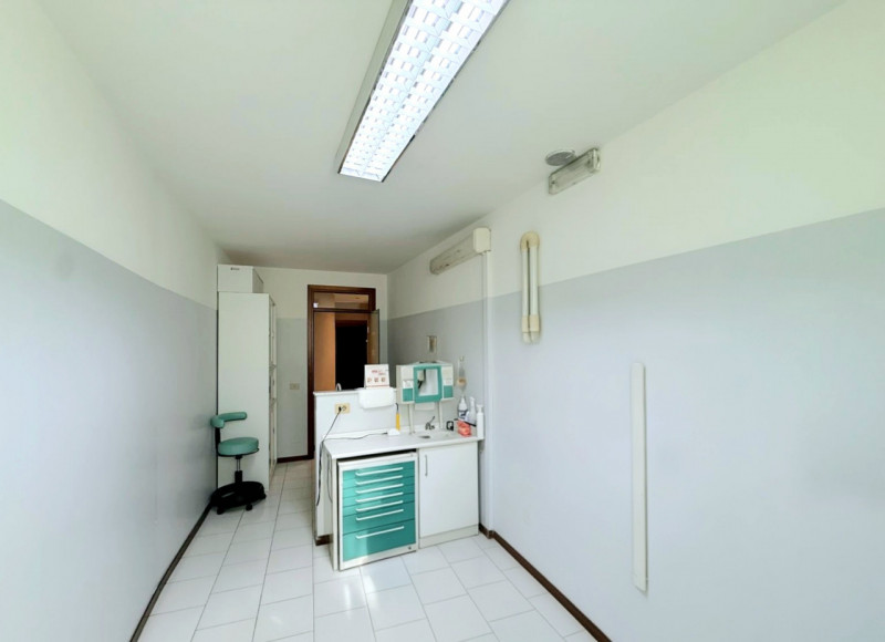 Proponiamo in locazione nel centro di Este, un ufficio dalle generose dimensioni, situato al prim...