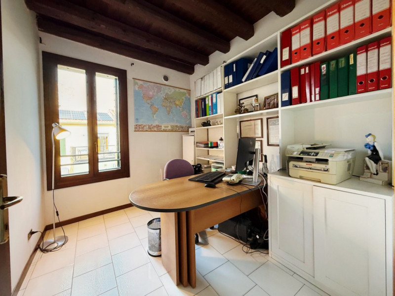 Proponiamo in locazione nel centro di Este, un ufficio dalle generose dimensioni, situato al prim...