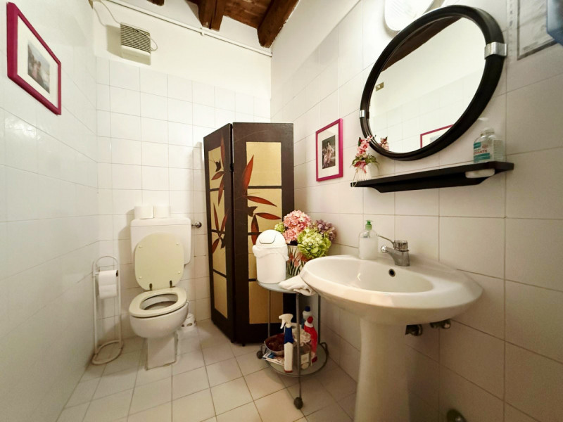 Proponiamo in locazione nel centro di Este, un ufficio dalle generose dimensioni, situato al prim...