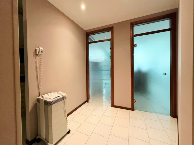 Proponiamo in locazione nel centro di Este, un ufficio dalle generose dimensioni, situato al prim...