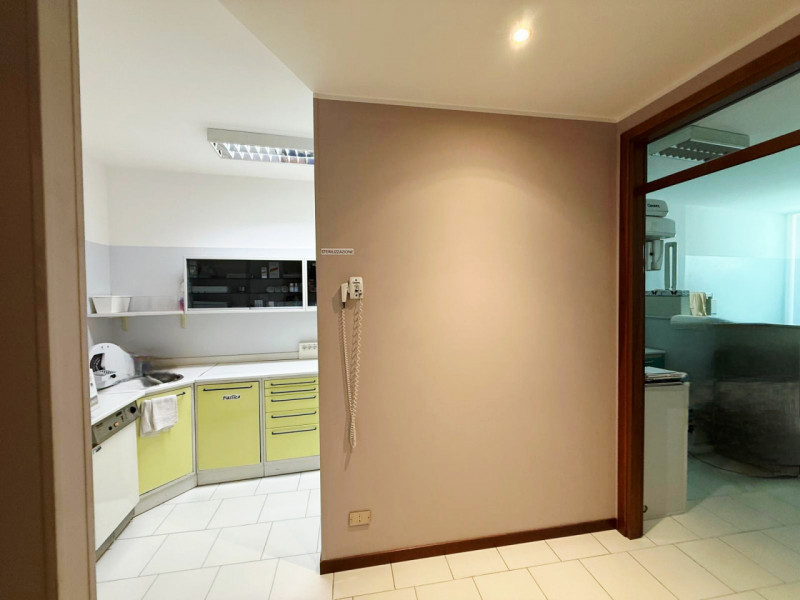 Proponiamo in locazione nel centro di Este, un ufficio dalle generose dimensioni, situato al prim...