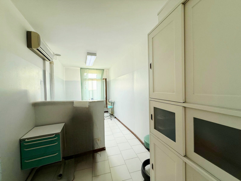 Proponiamo in locazione nel centro di Este, un ufficio dalle generose dimensioni, situato al prim...