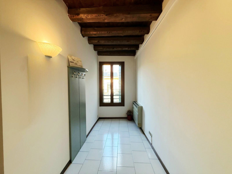 Proponiamo in locazione nel centro di Este, un ufficio dalle generose dimensioni, situato al prim...