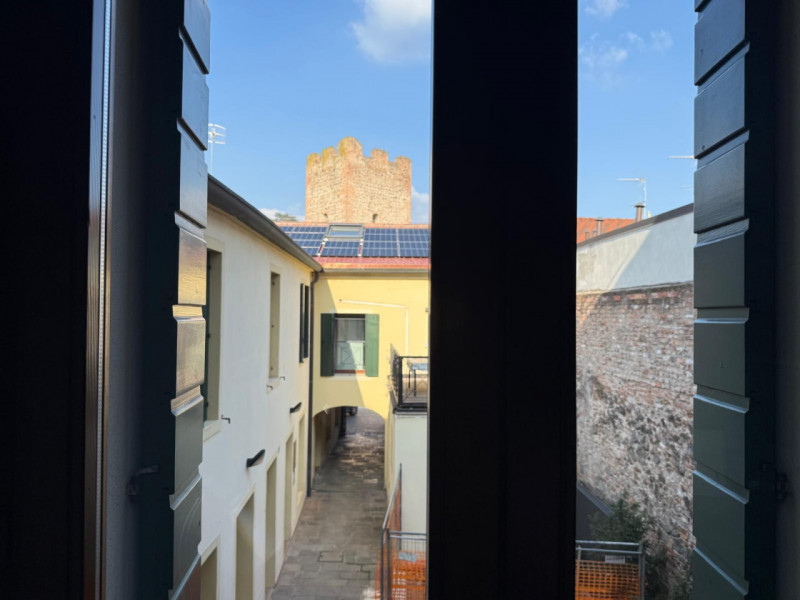 Proponiamo in locazione nel centro di Este, un ufficio dalle generose dimensioni, situato al prim...