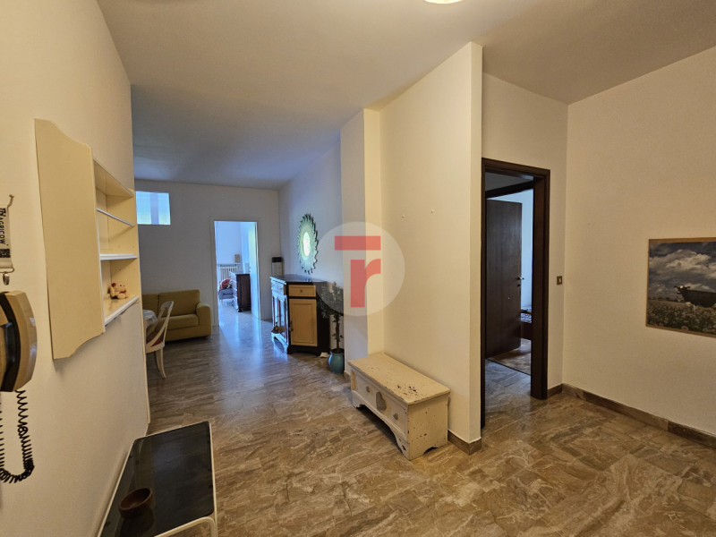 San Carlo - PER STUDENTI -Appartamento al secondo piano con ampia zona giorno e quattro camere ad...