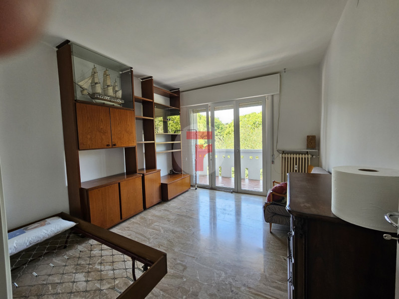San Carlo - PER STUDENTI -Appartamento al secondo piano con ampia zona giorno e quattro camere ad...