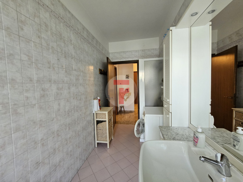 San Carlo - PER STUDENTI -Appartamento al secondo piano con ampia zona giorno e quattro camere ad...