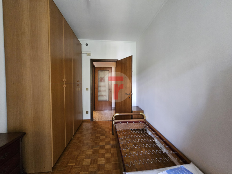 San Carlo - PER STUDENTI -Appartamento al secondo piano con ampia zona giorno e quattro camere ad...