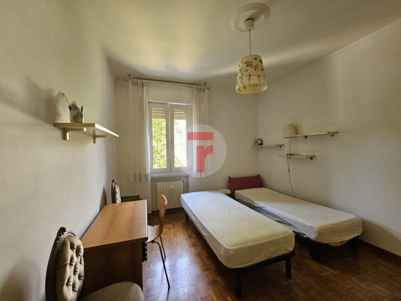 San Carlo - PER STUDENTI -Appartamento al secondo piano con ampia zona giorno e quattro camere ad...