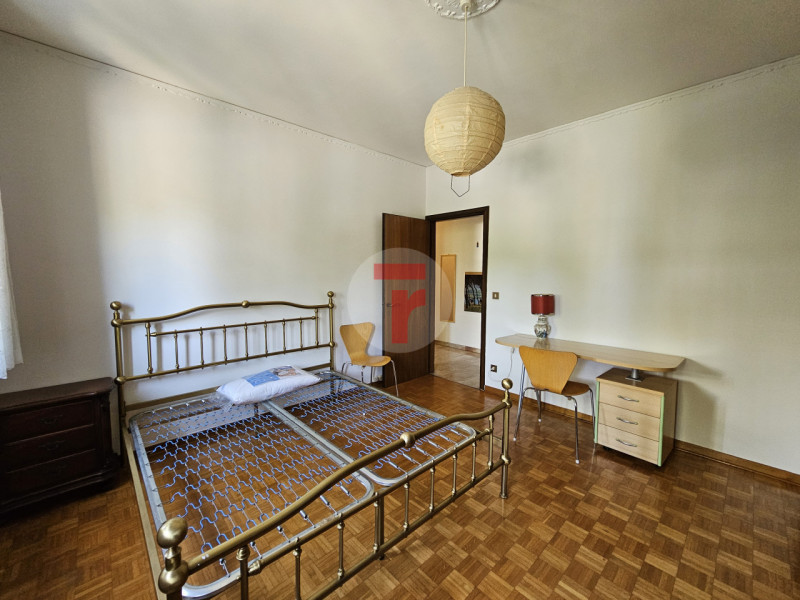 San Carlo - PER STUDENTI -Appartamento al secondo piano con ampia zona giorno e quattro camere ad...