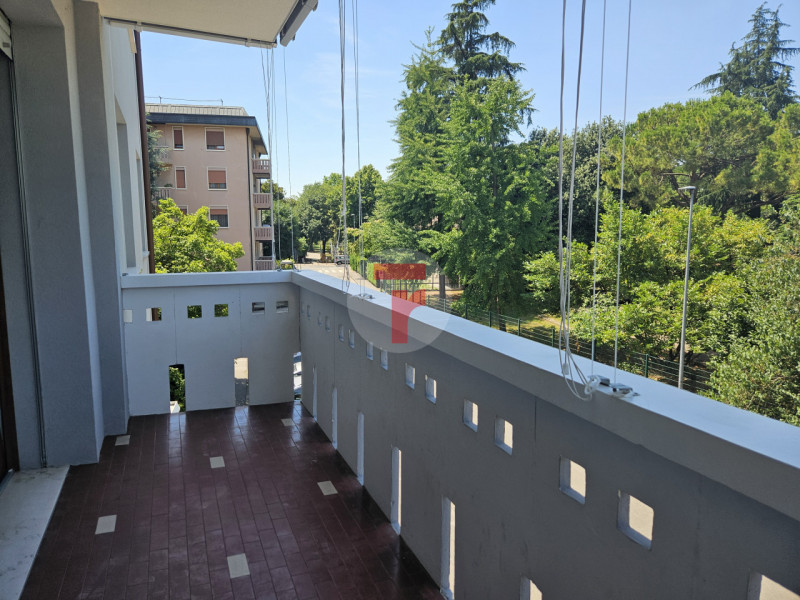 San Carlo - PER STUDENTI -Appartamento al secondo piano con ampia zona giorno e quattro camere ad...