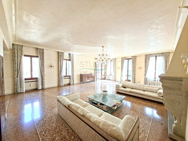 Nel cuore del Centro Storico di Padova, lungo via Manin, una delle strade più antiche e ricercate...